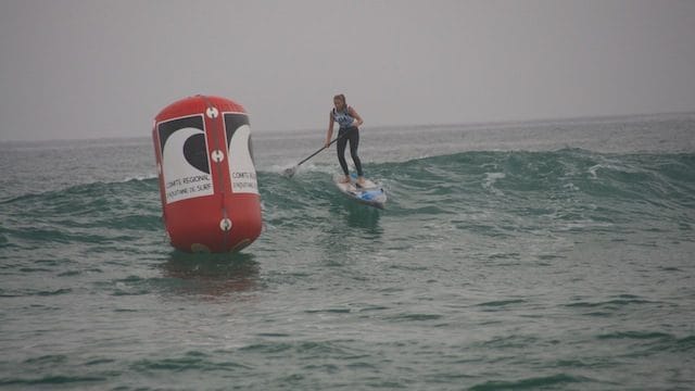 Mélanie Lafenêtre en mode SUP Race Surf