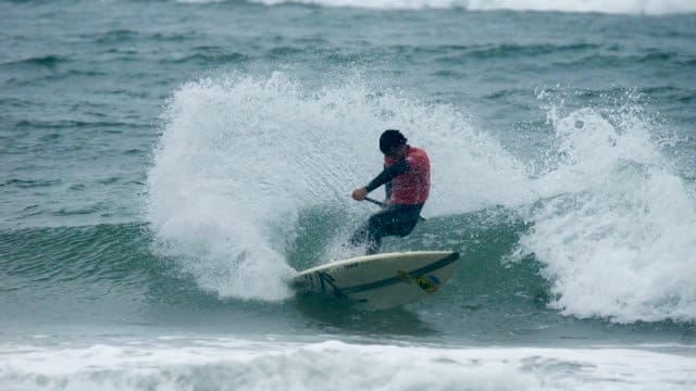 Mo Freitas grapples with strong waves at the ISA World Championship in Denmark
