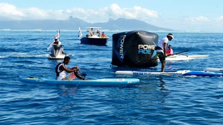 Niuhiti-Nui Buillard participe à une course de SUP race à Tahiti